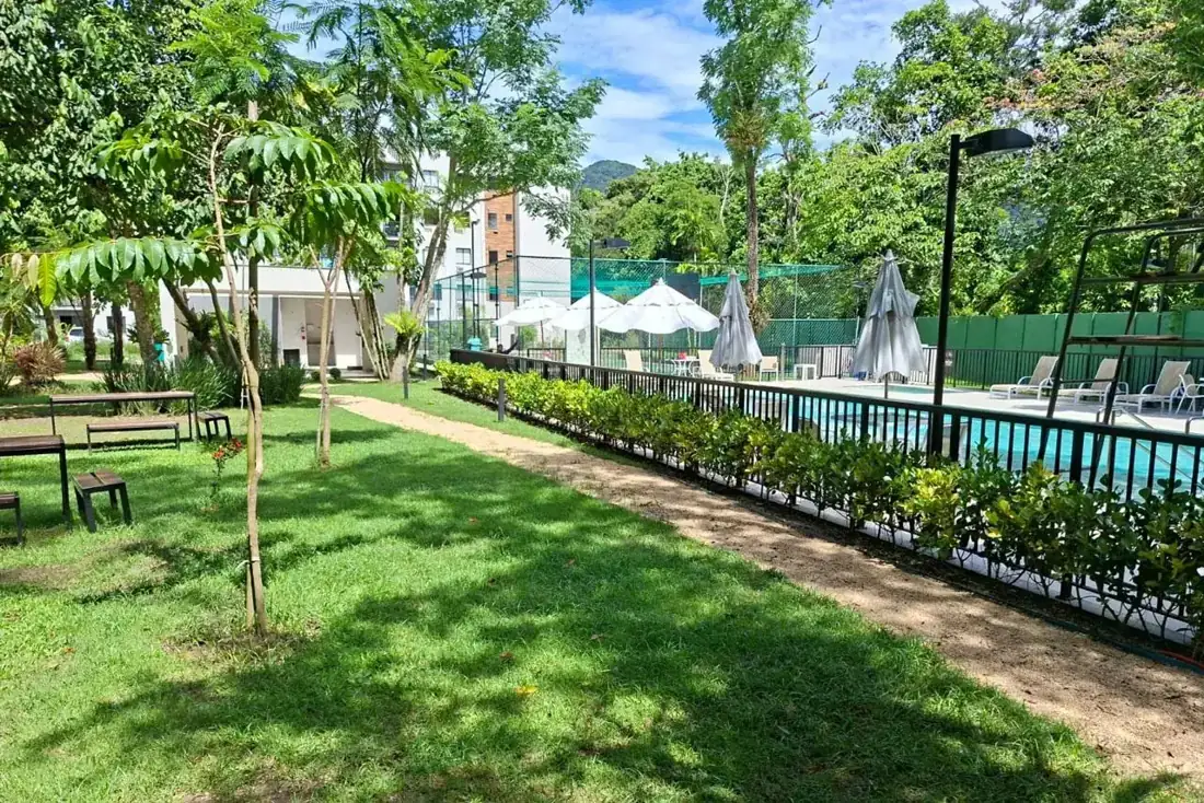 Jardim e piscina